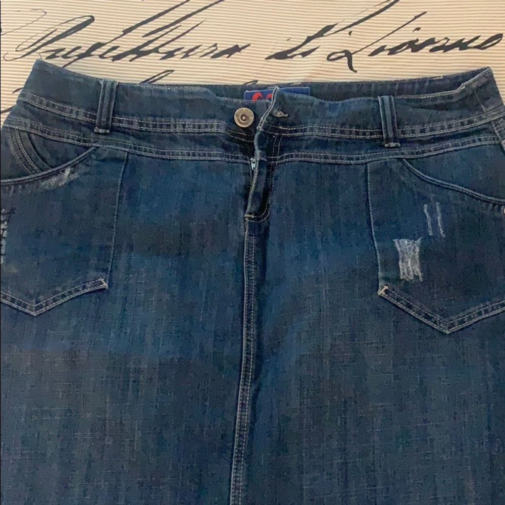 🤩🎉host pick 🎉🤩 Distressed denim skirt